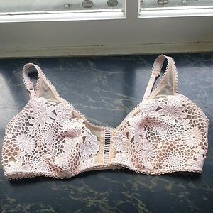 Victoria's Secret Mesh Floral Lace Feminine Blush Pink Bra Size Medium